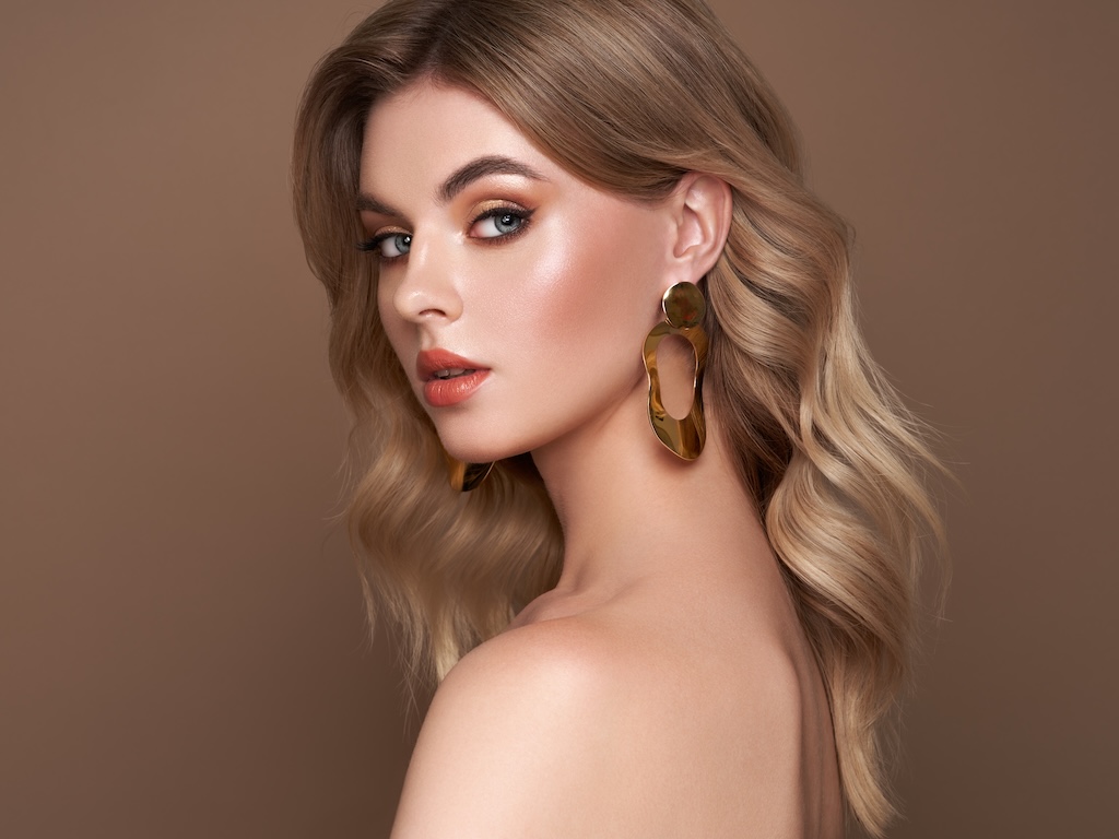 A beautiful young woman with shiny wavy blonde hair.